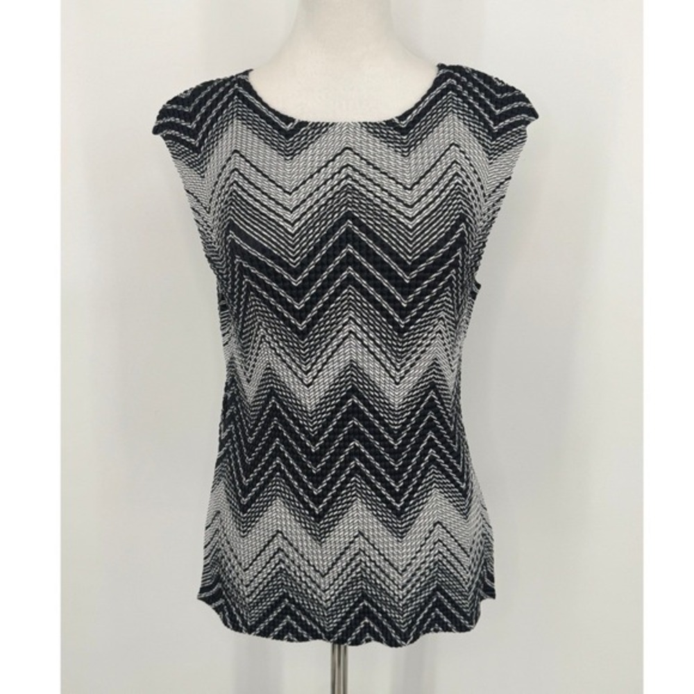 KISCA by Komarov Sleeveless Crinkle Top Size Medium Black White Chevron Stretch